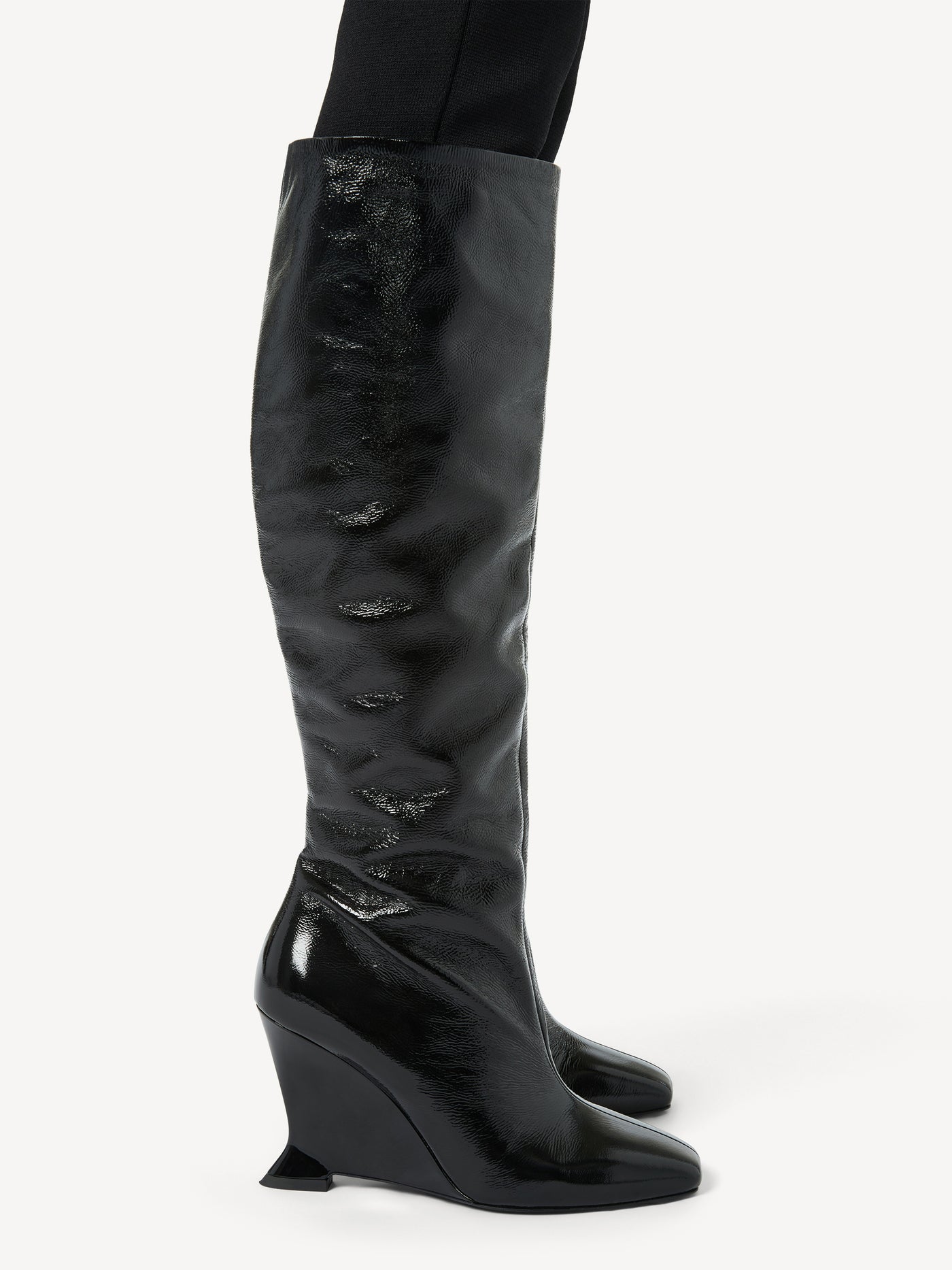 Wedge boots in crinkled patent leather