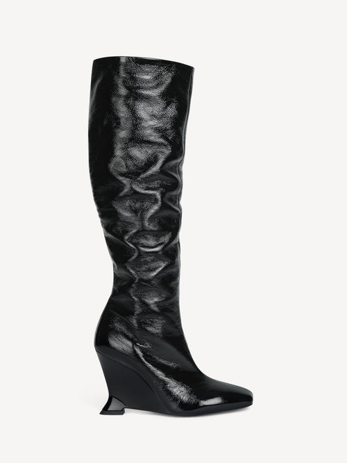 Wedge boots in crinkled patent leather