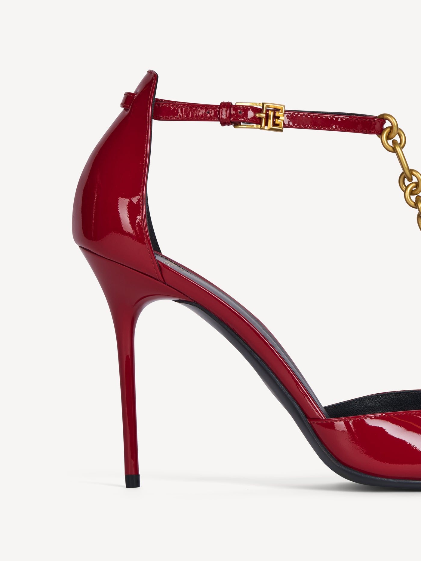 Sync chain pumps in patent leather