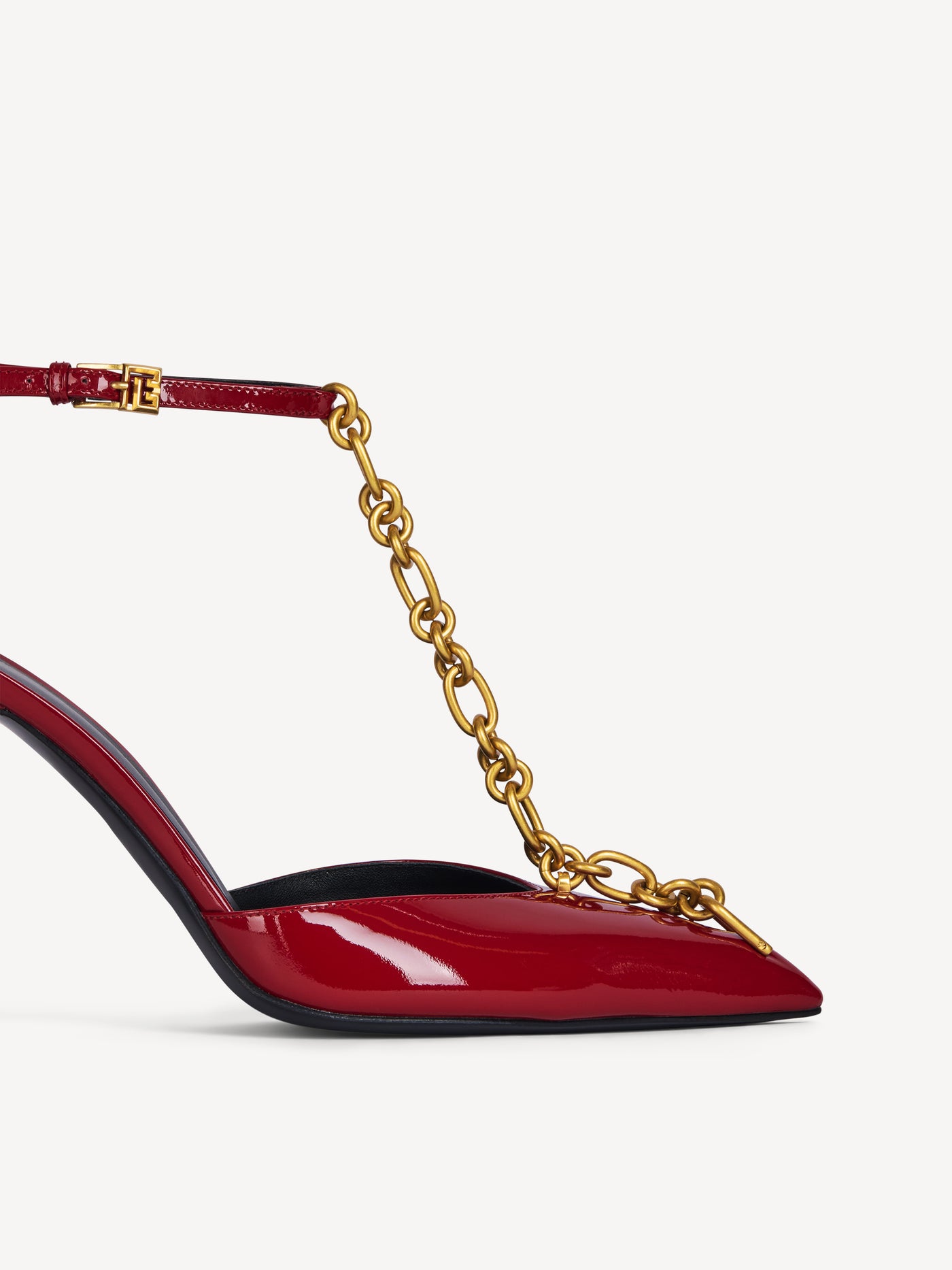 Sync chain pumps in patent leather