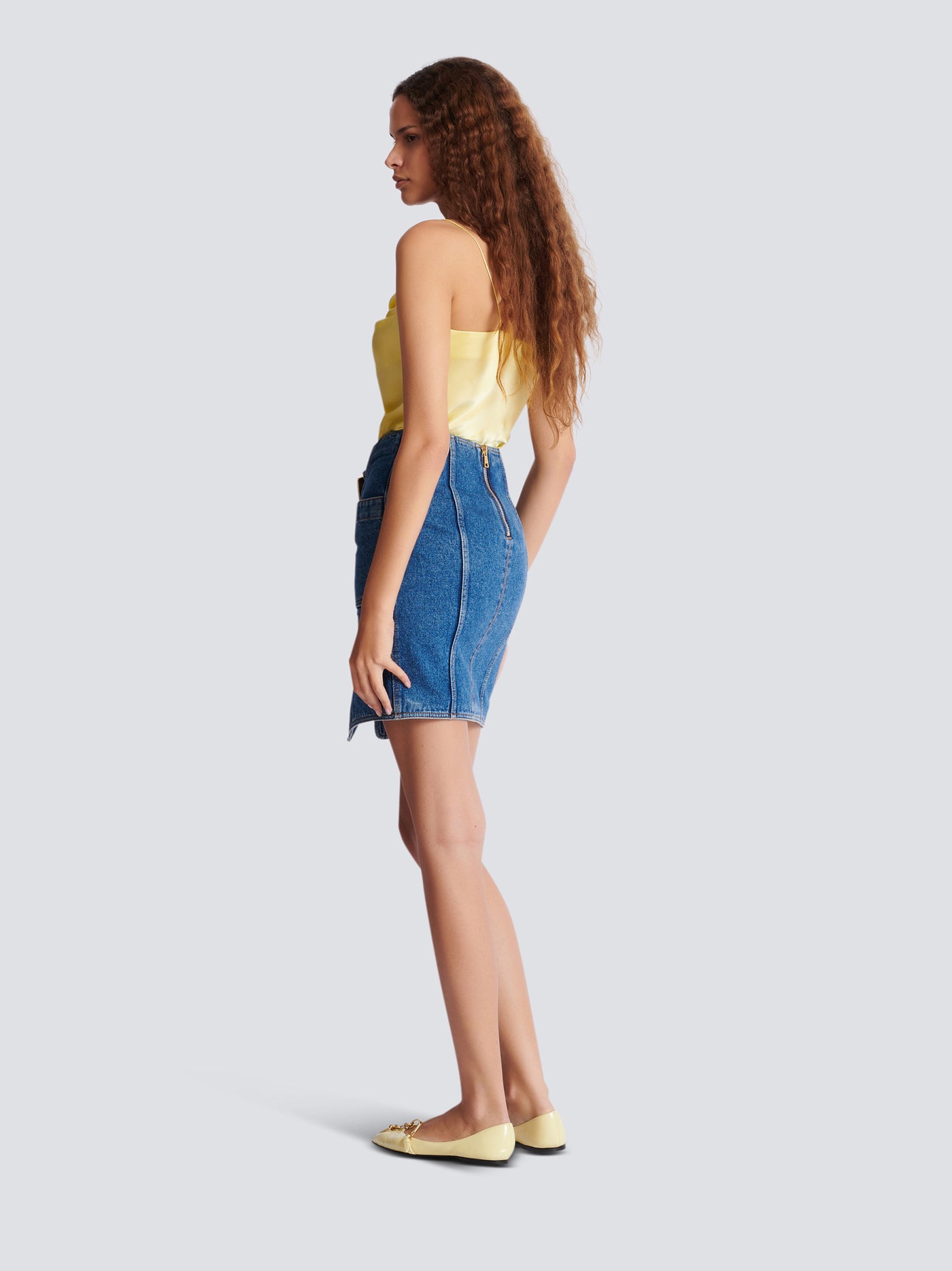 Short denim skirt with belt