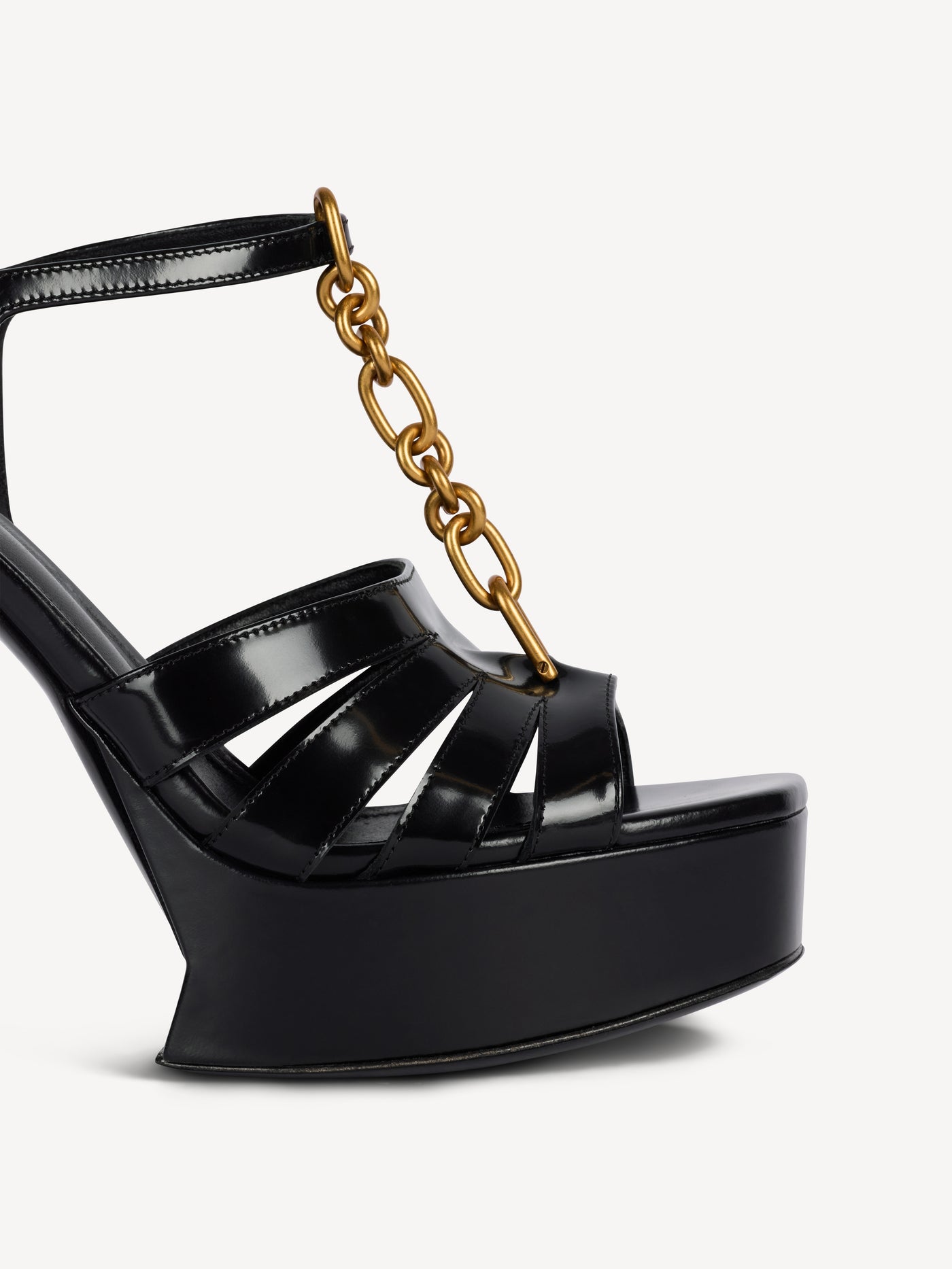 Sync platform sandals in patent lambskin