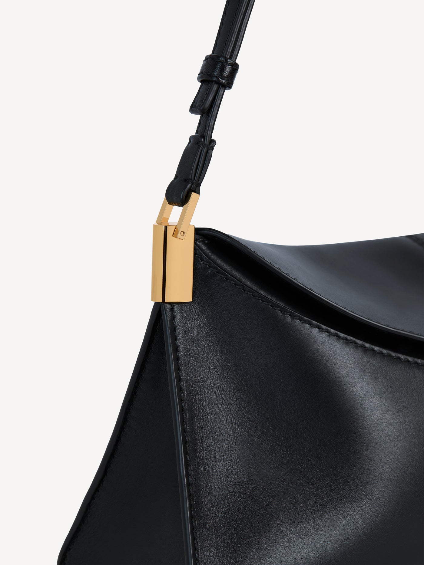64-83 medium bag in smooth leather