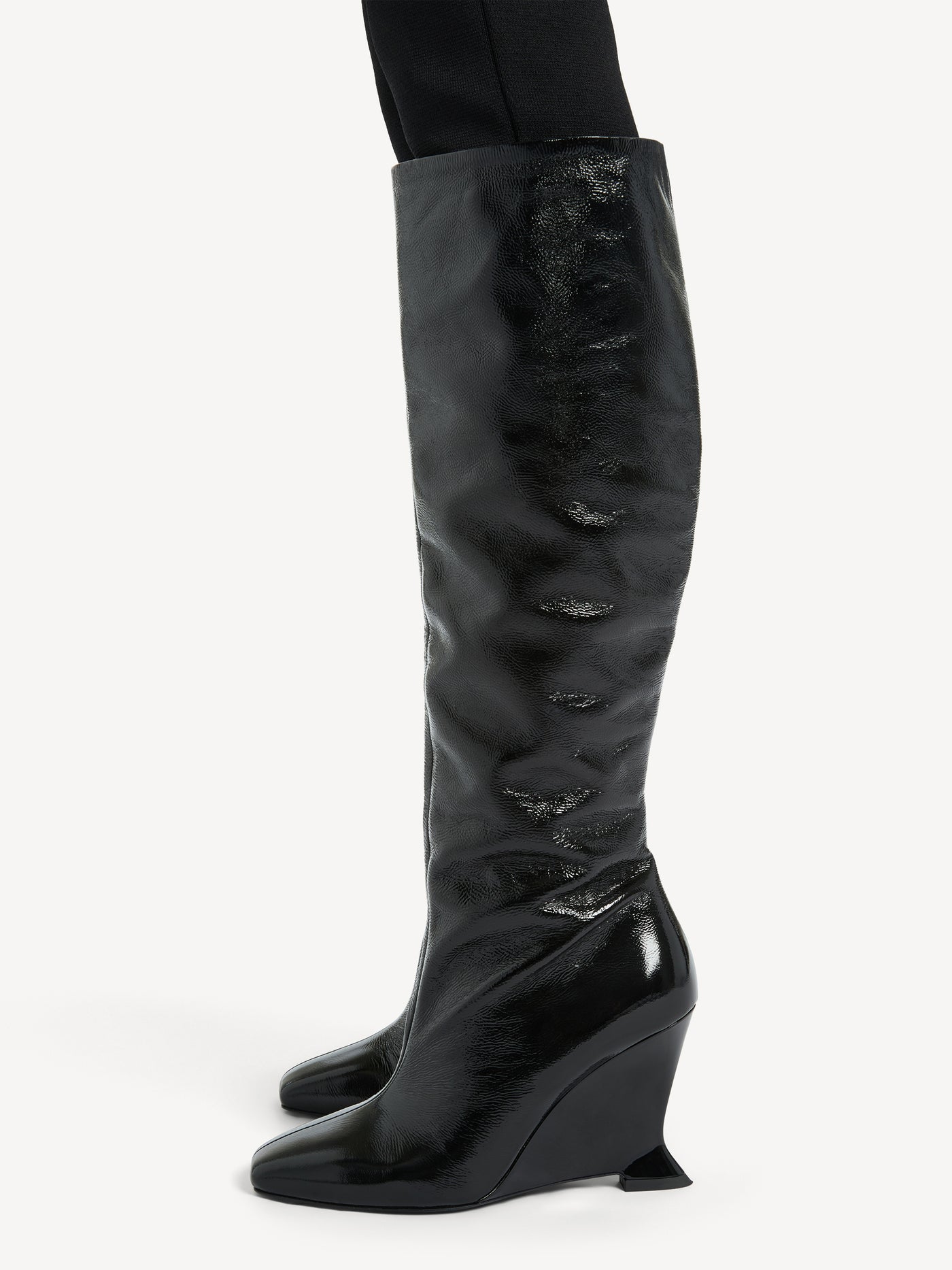 Wedge boots in crinkled patent leather