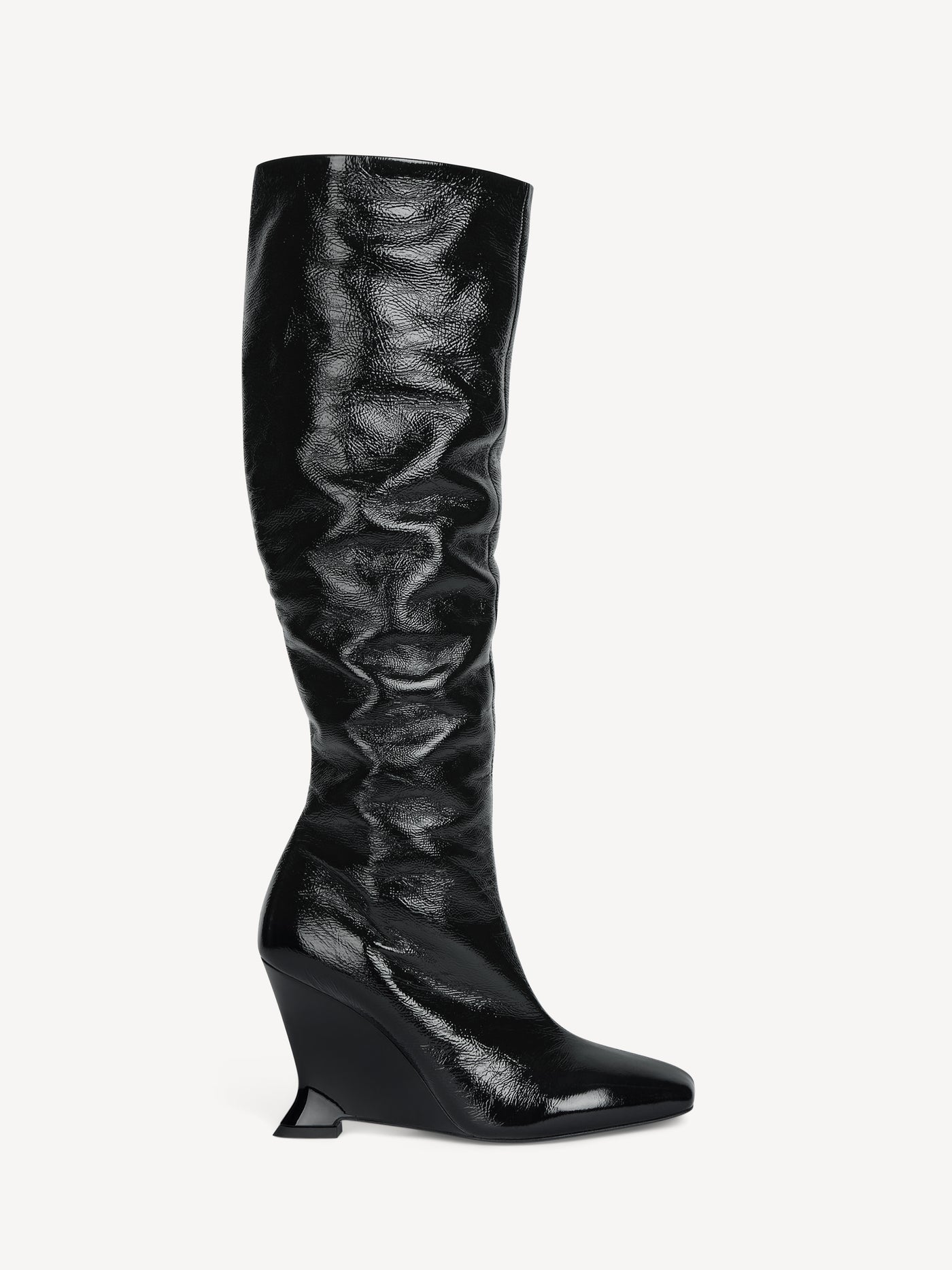 Wedge boots in crinkled patent leather