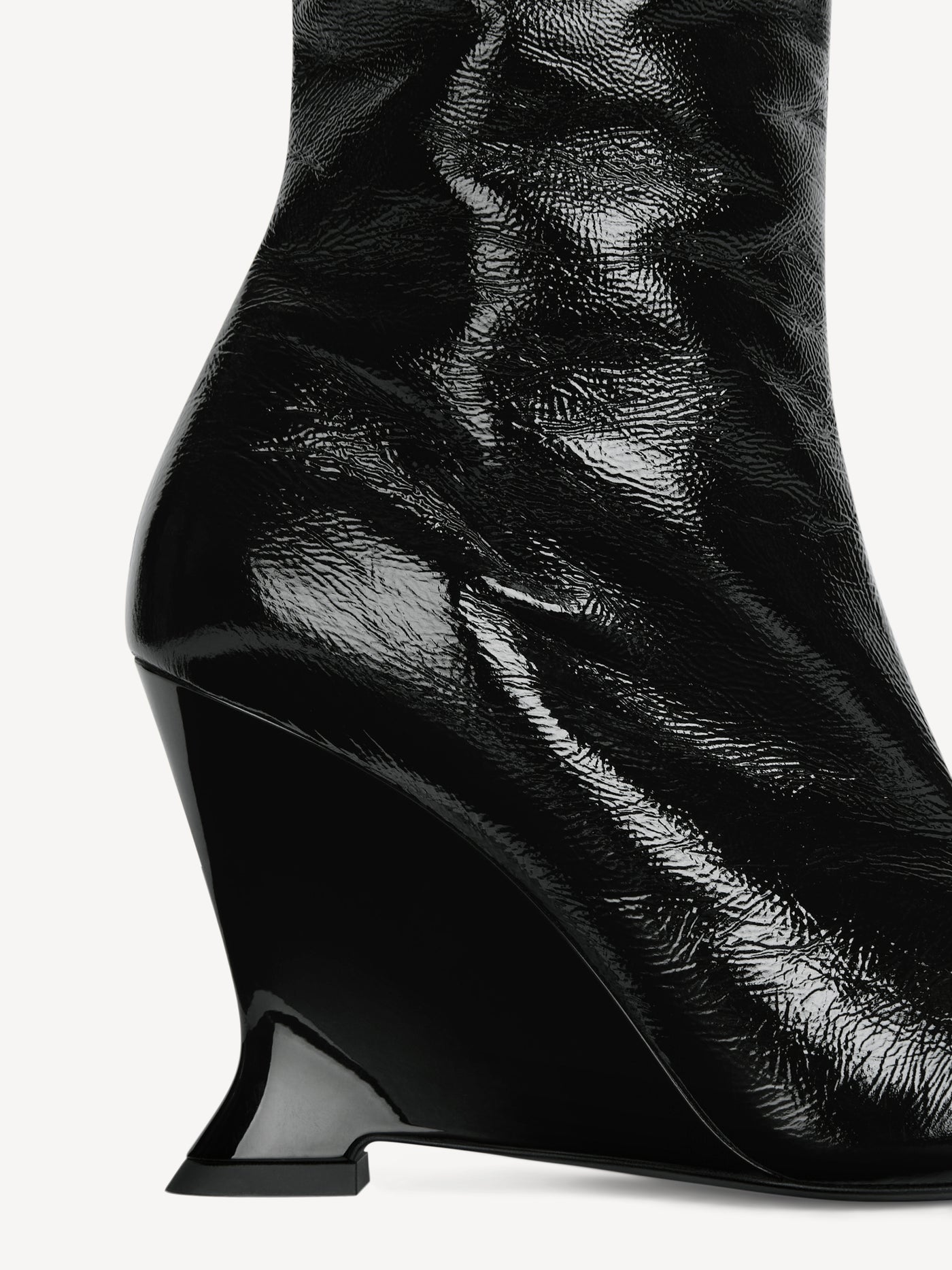 Wedge boots in crinkled patent leather