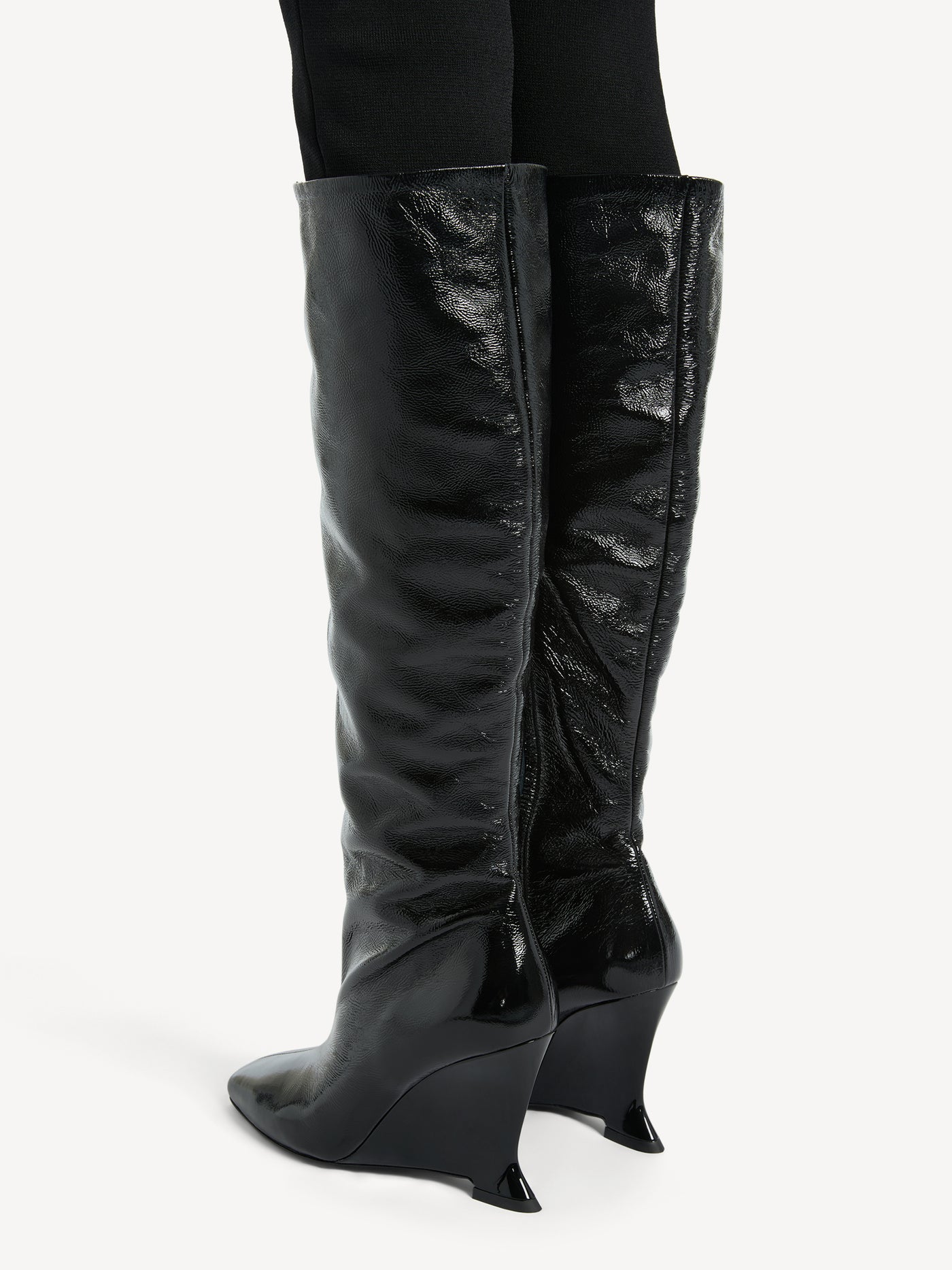 Wedge boots in crinkled patent leather