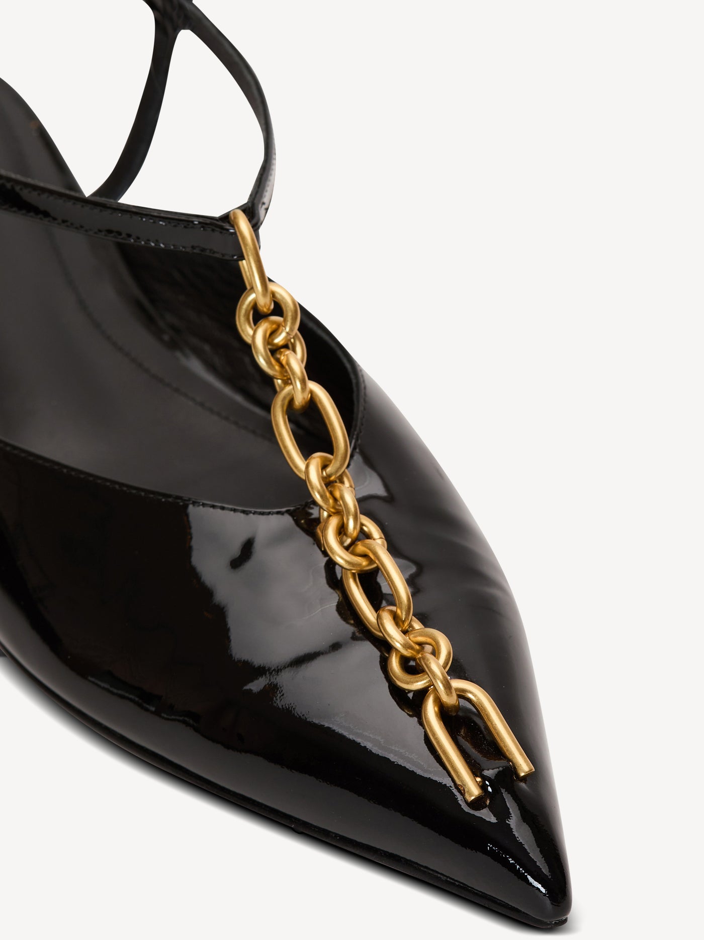 Sync chain sandals in patent leather