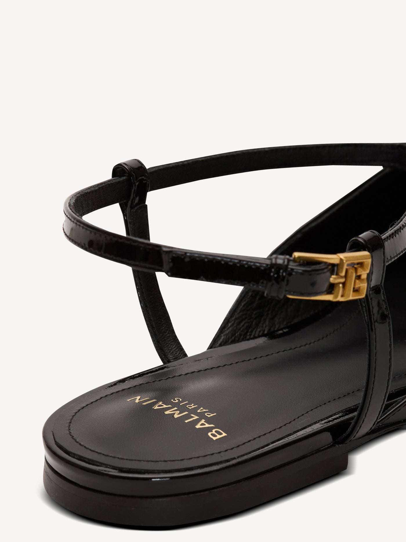 Sync chain sandals in patent leather
