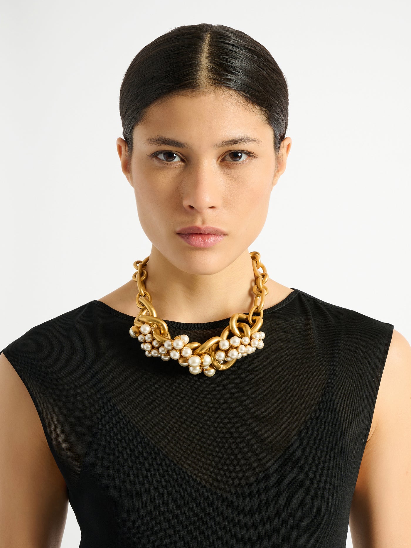 Sync necklace in brass and pearls