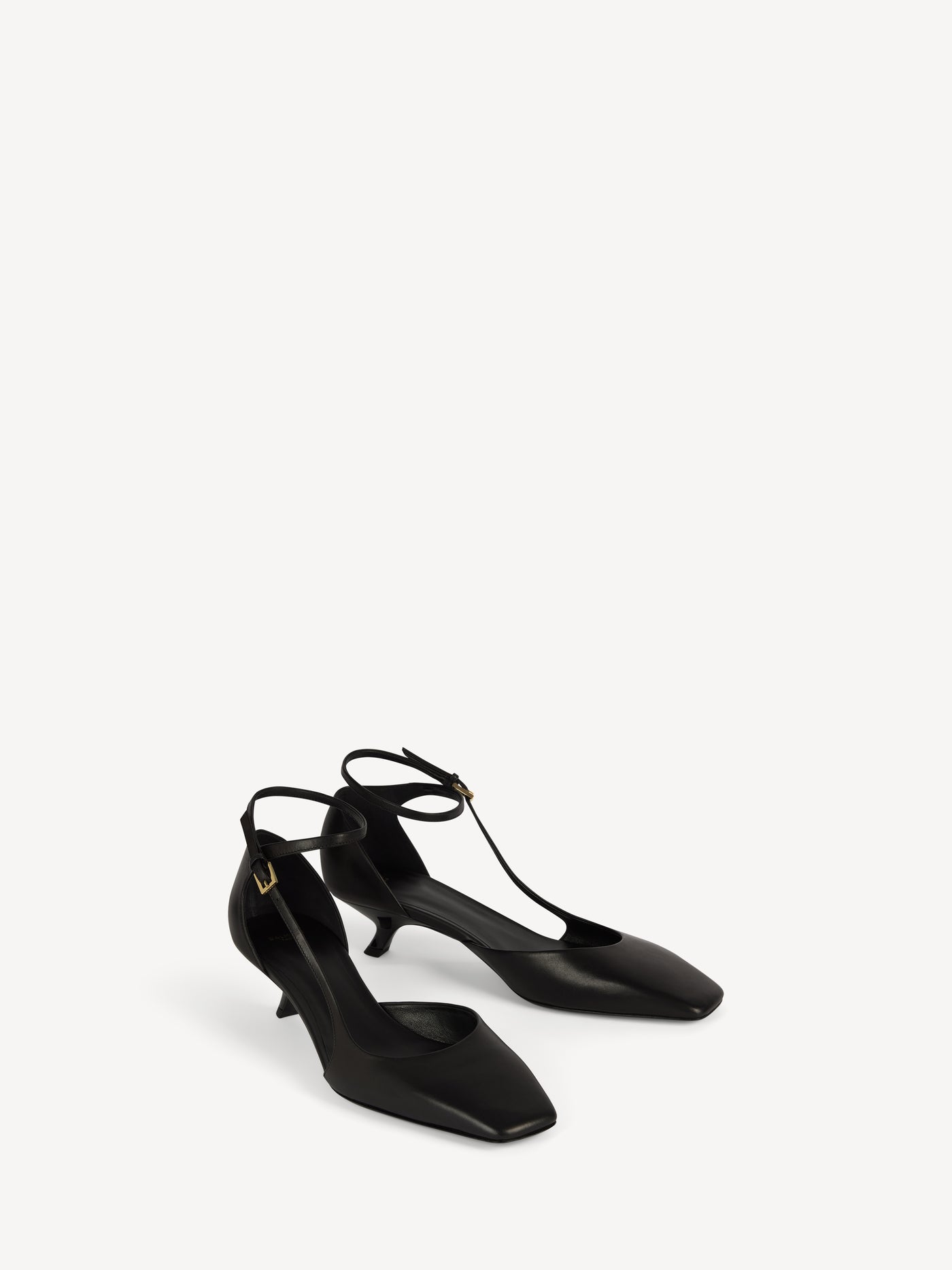 Smooth leather pumps with strap