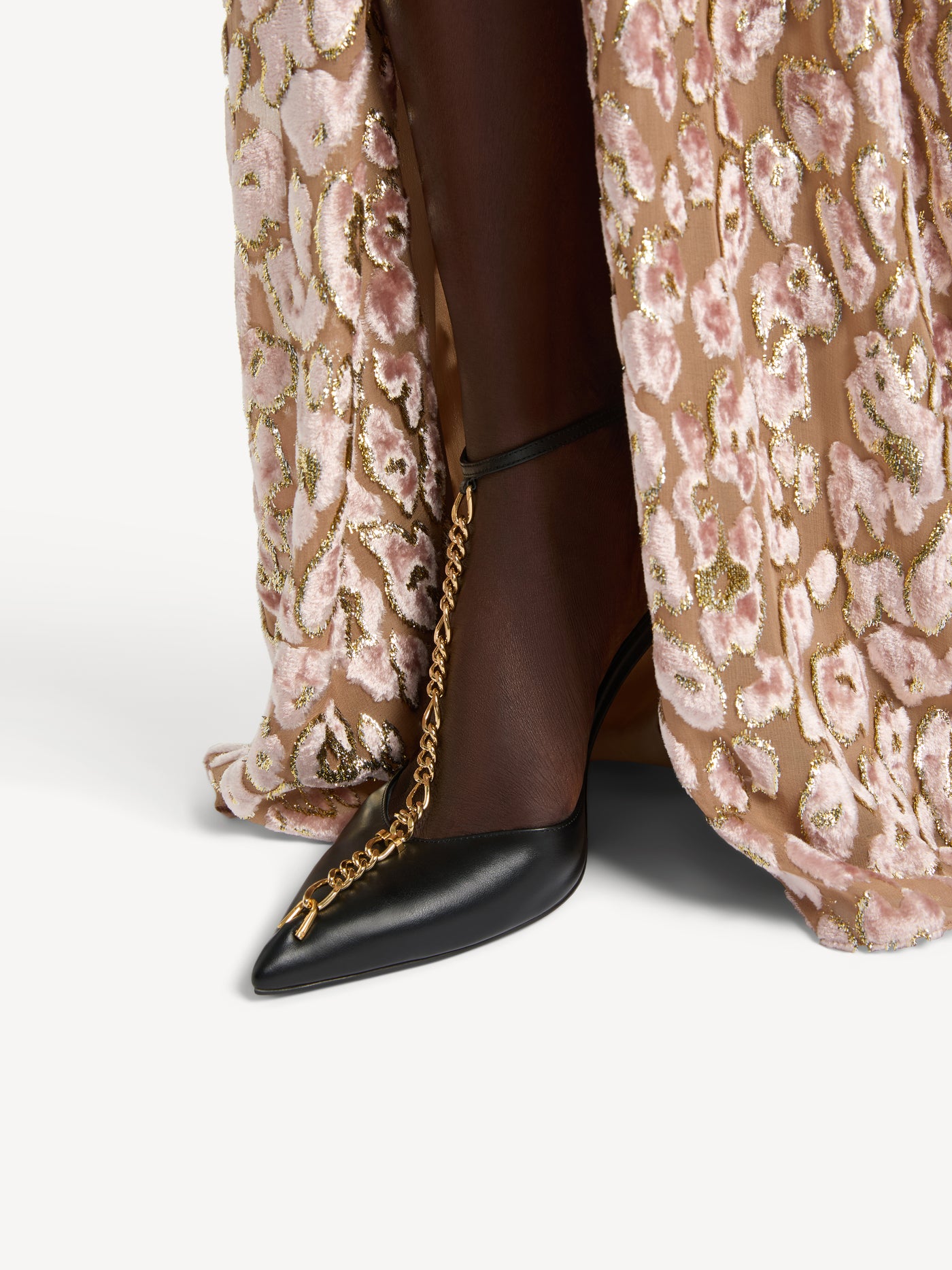 Smooth leather pumps with chain
